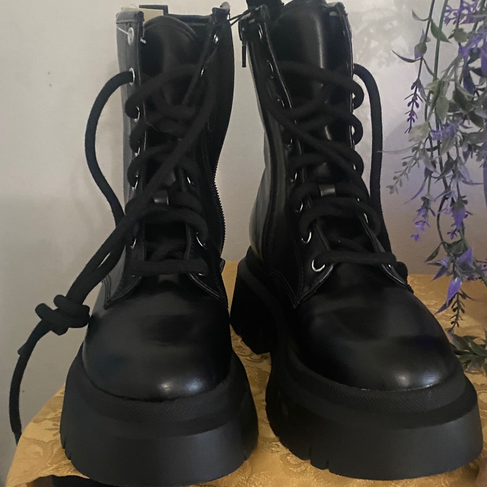 Black Women's Lace-Up Boots